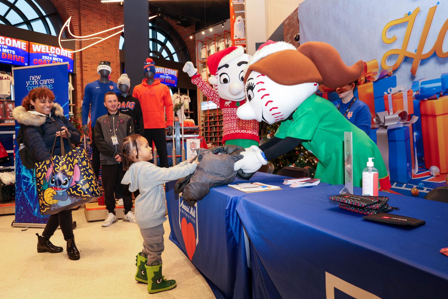 Mr. and Mrs. Met accepting coats